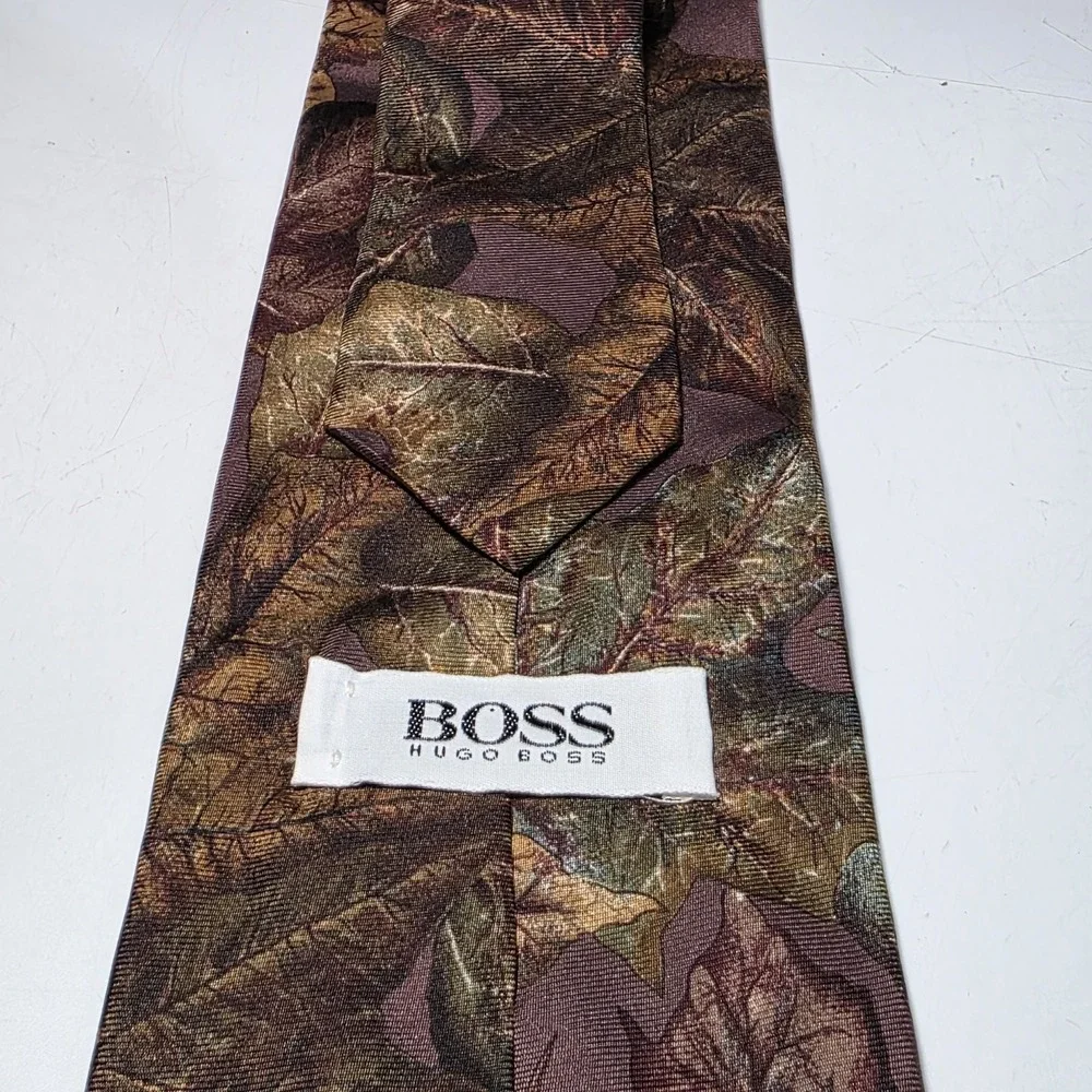 Hugo Boss Luxury Tie Leaves Camo Hunter Pattern Printed 100% Silk Necktie‎ Italy